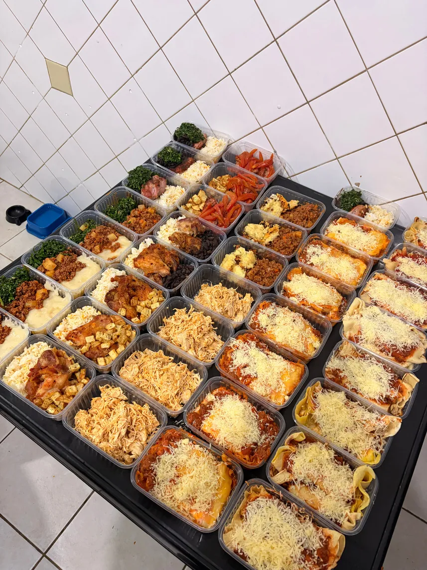 Bandeja com refeições gratinadas porcionadas