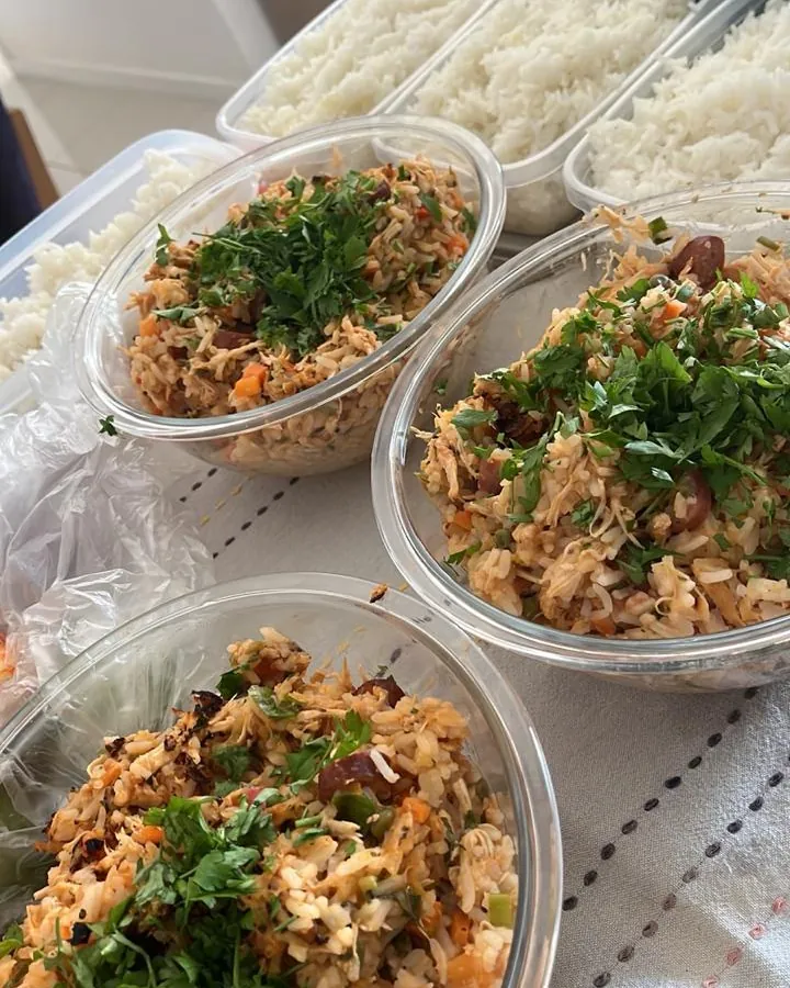Arroz misto com legumes e ervas porcionado para a semana, preparado pela Chef Angie