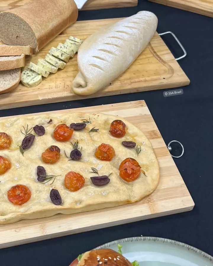 Pães artesanais e focaccia com tomates assados, preparado pela Chef Angie