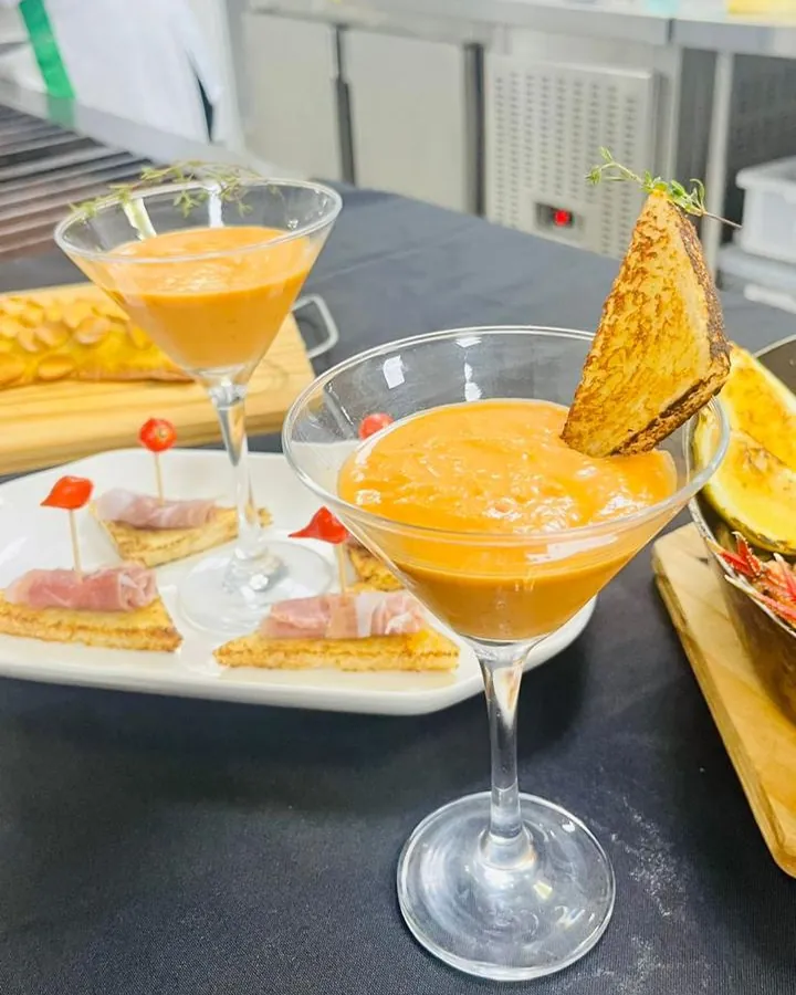 Sopa de abóbora cremosa servida em taça, com torrada, preparado pela Chef Angie
