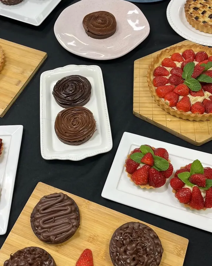 Tortas e tortinhas de morango e chocolate, preparado pela Chef Angie